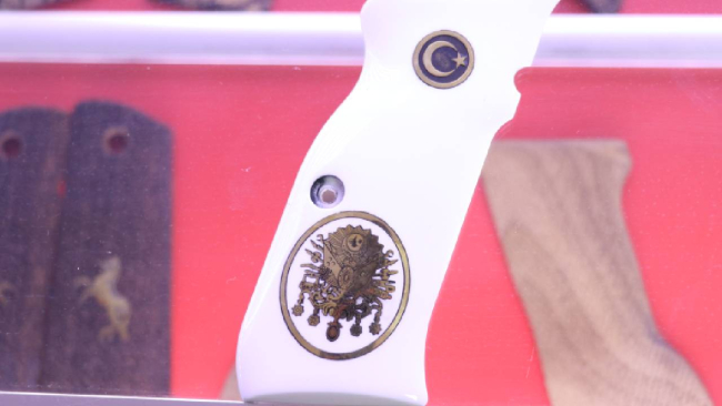 Yalova'da ürettiği ahşap kabzaları 30 ülkeye satıyor